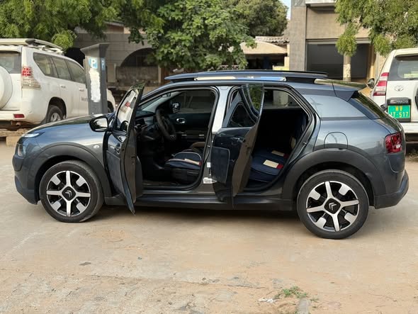 SUV compact gris