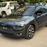 SUV compact gris — Vue avant