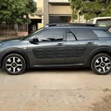 SUV compact gris — Vue de profil