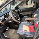 SUV compact gris — Sièges avant