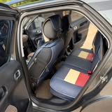 SUV compact gris — Banquette arrière