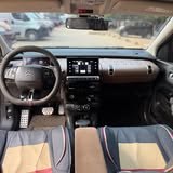 SUV compact gris — Tableau de bord