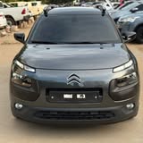 SUV compact gris